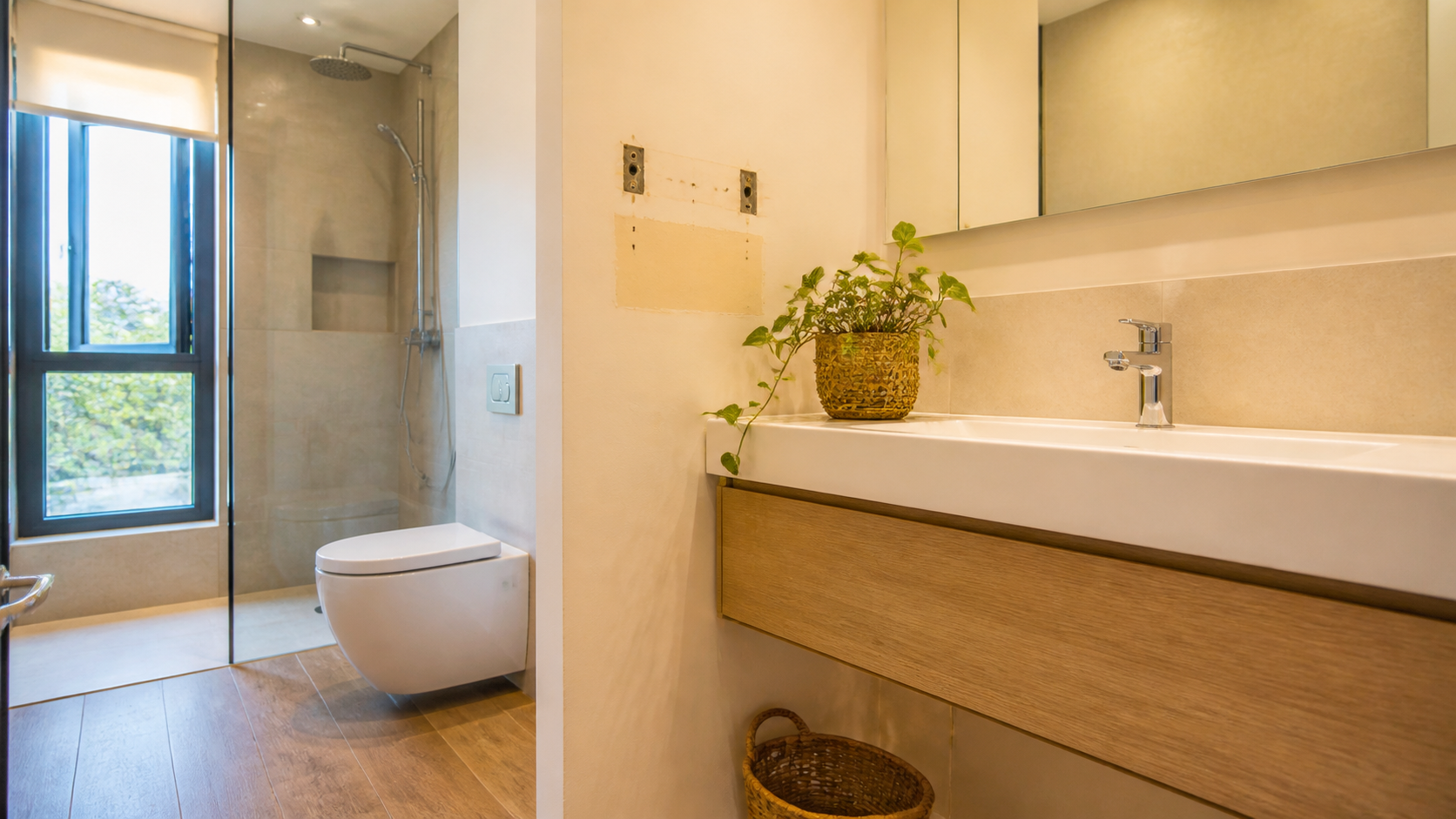 Baño con anclajes visibles tras retirar un mueble auxiliar fijado a la pared
