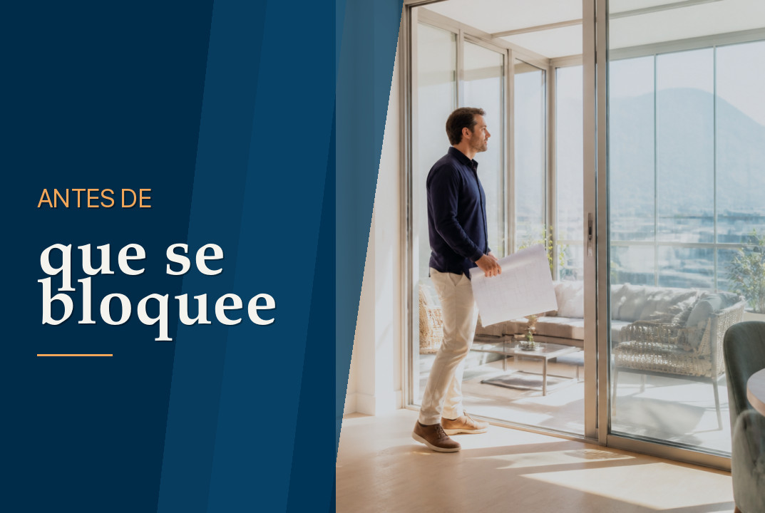 Propietario revisando una terraza cerrada y el plano de su vivienda antes de vender