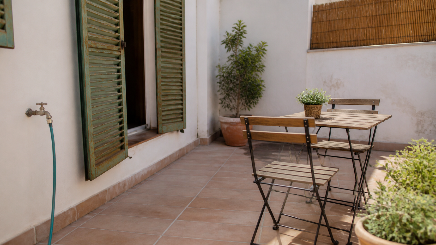 Patio vacío de una casa de pueblo que necesita revisión antes de venderse