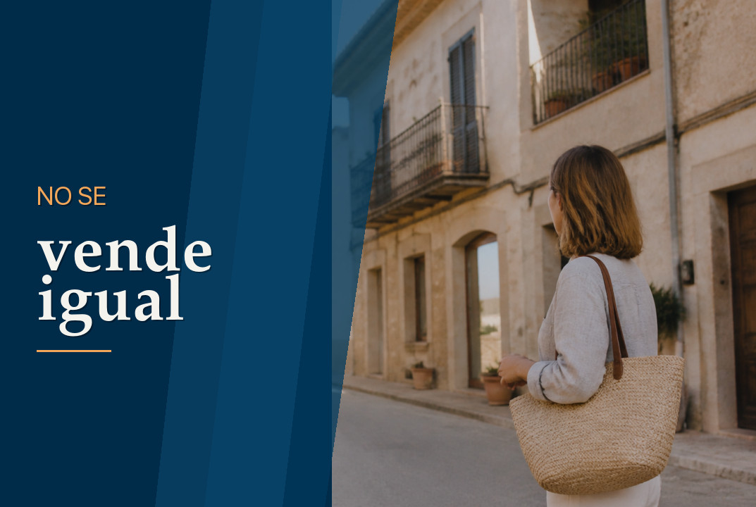 Propietaria observa una vivienda de pueblo y la calle antes de preparar su venta