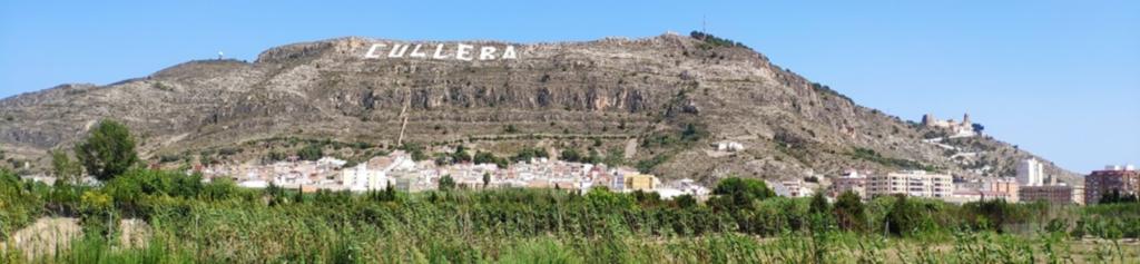 Las letras pintadas en la montaña de Cullera arriba del pueblo Las letras pintadas en la montaña de Cullera arriba del pueblo